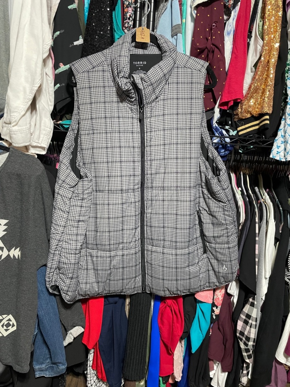 #492a size 4 torrid active Black and Gray Plaid Quilted Puffer Vest